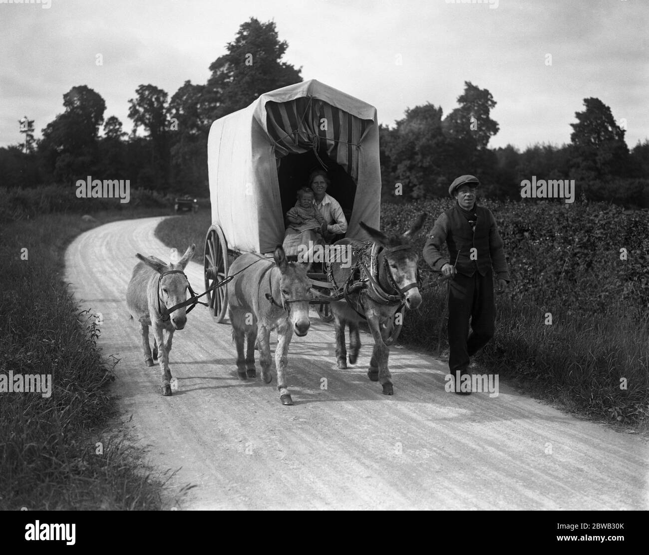 Nicht durch Transportschwierigkeiten gestört. Ein malerischer Schnappschuss auf einer Oxfordshire by - Road. April 1923 Stockfoto