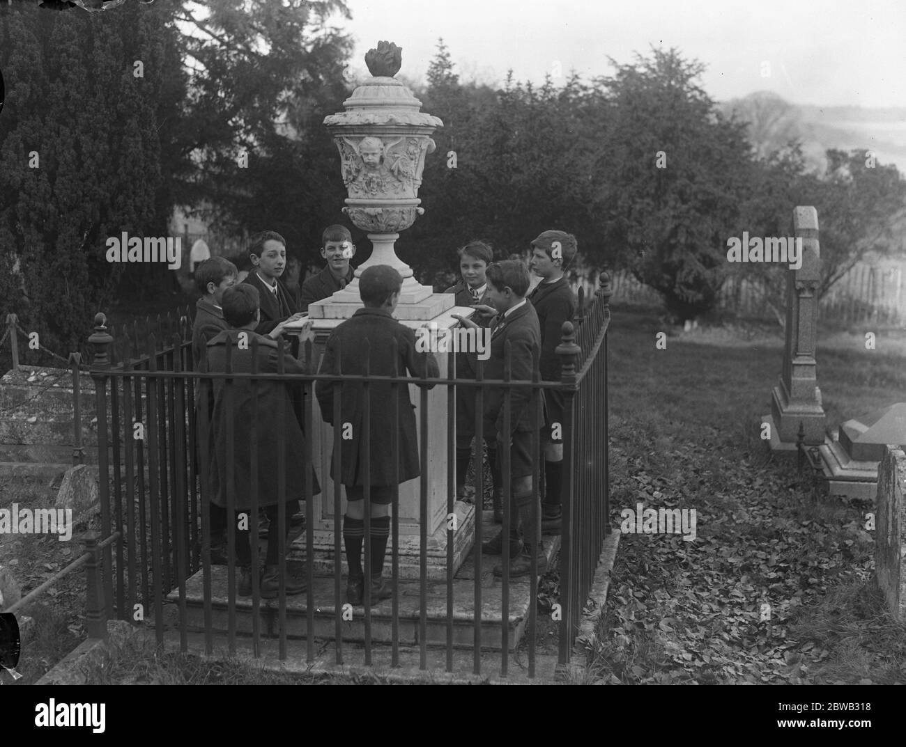 In Übereinstimmung mit den Bedingungen einer Anfrage, neun Jungen stehen jährlich um ein Grab in Wotton (Surrey) und rezitieren Gebete. Februar 1921 Stockfoto