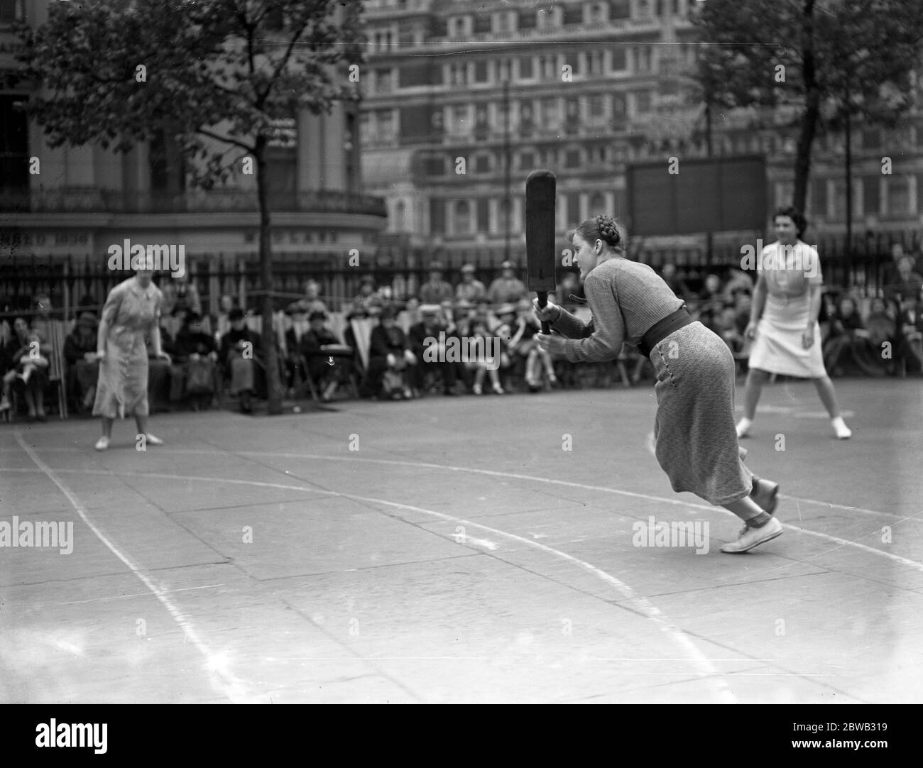 Cricket in St Martin ' s in den Feldern . St Martin ' s gegen Charing Cross Krankenhaus Krankenschwestern . Miss Joyce McCormick (Tochter des Reverend Pat McCormick) Batting. Juni 1933 Stockfoto