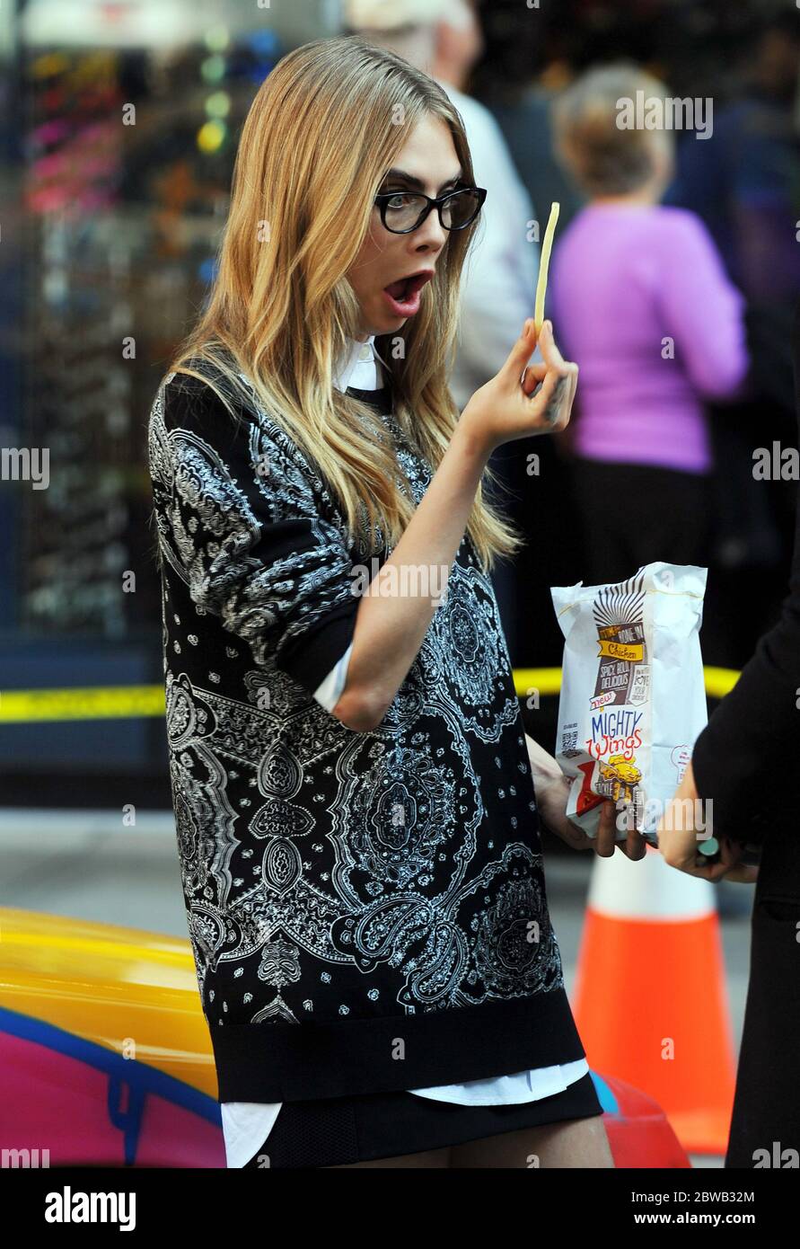 Cara Delevingne in einem Fotoshooting für DKNY am Time Square, New York, 15. Oktober 2013 Stockfoto