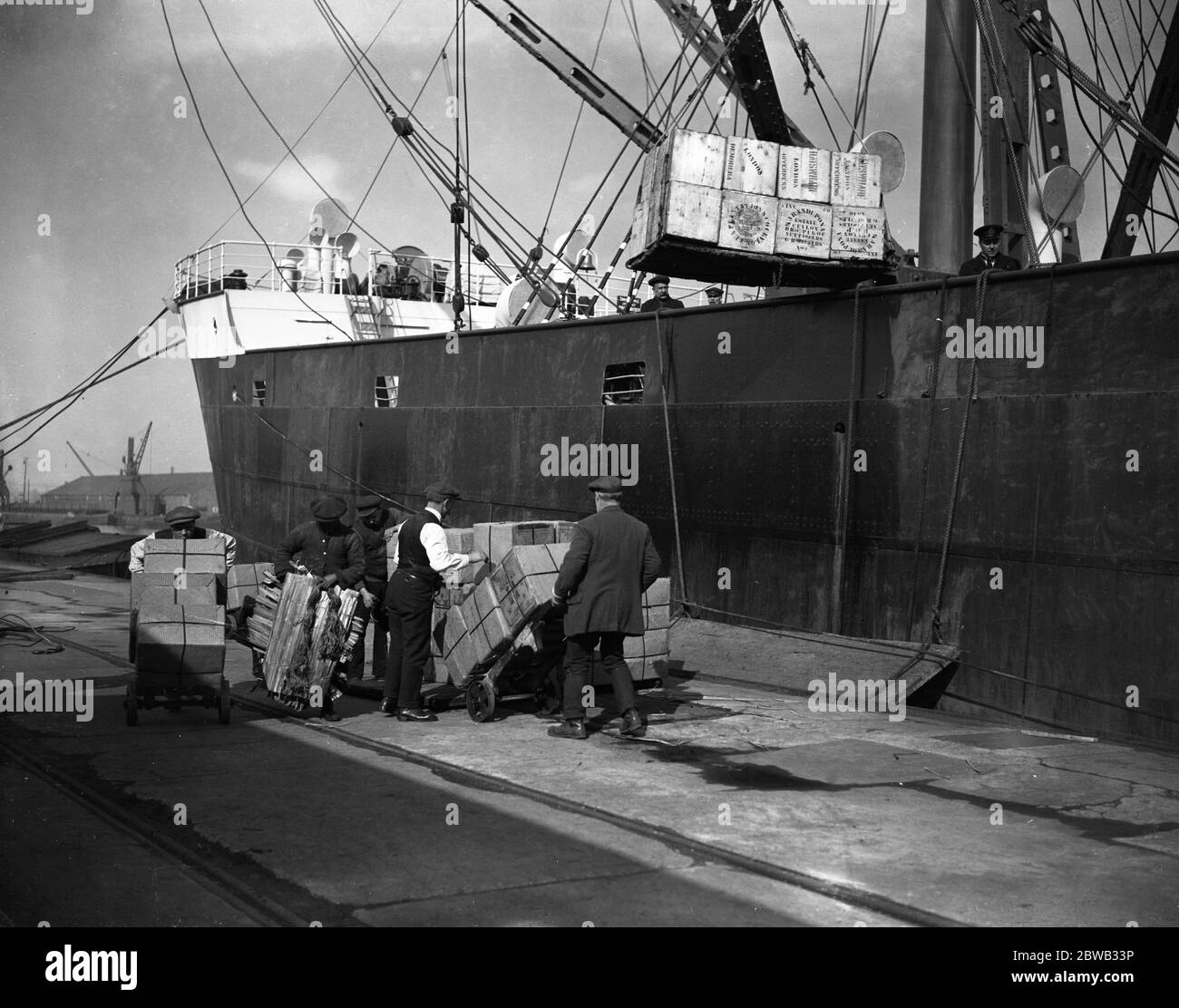 Entladen von Tee in Tilbury Docks von der ' SS Glenarra ' . März 1924 Stockfoto