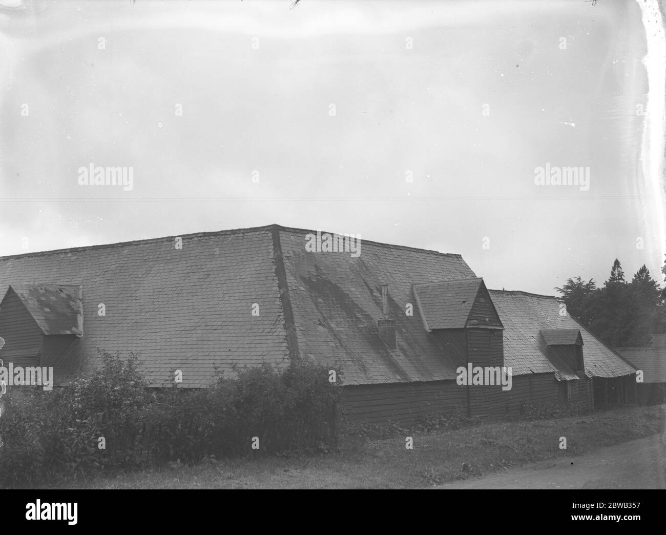 Eine alte Scheune in Stonehall Farm, Oxted, Surrey abgerissen werden und die Materialien in einer neuen Kirche in East Sheen verwendet werden. 21 Juni 1927 Stockfoto