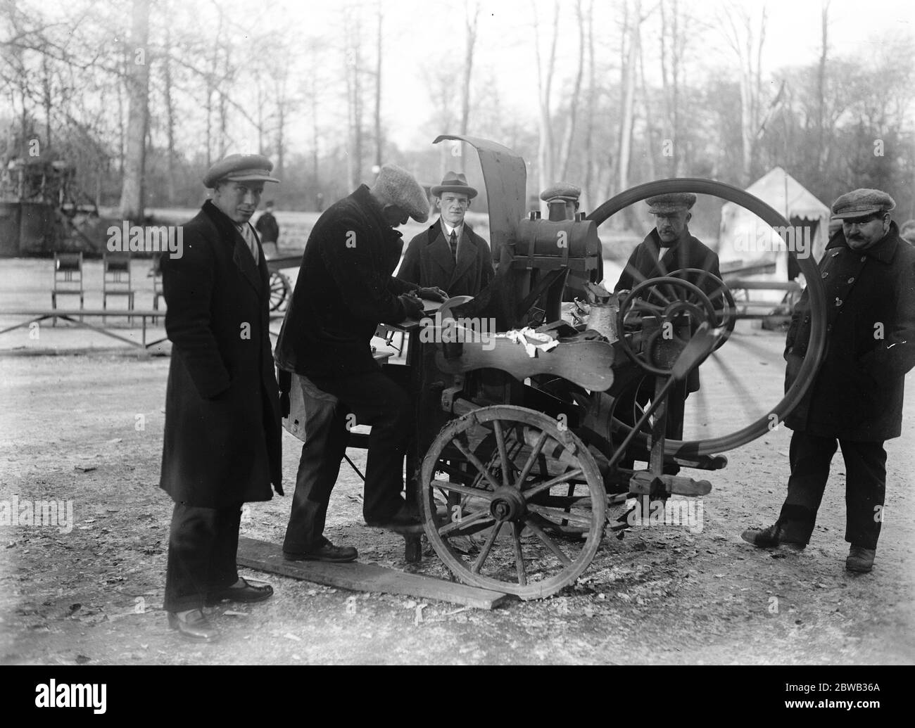 Neueste Fotos aus Ice Bound Holland die Eisschleifer . Die Bedienung erfolgt durch eine Maschine, die der bekannten Messerschleifmaschine vom 4. Dezember 1921 ähnelt Stockfoto