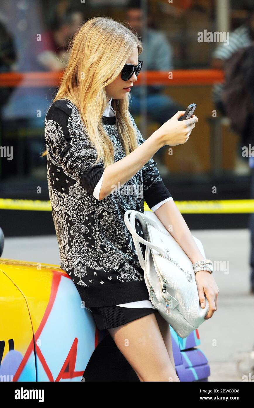 Cara Delevingne in einem Fotoshooting für DKNY am Time Square, New York, 15. Oktober 2013 Stockfoto