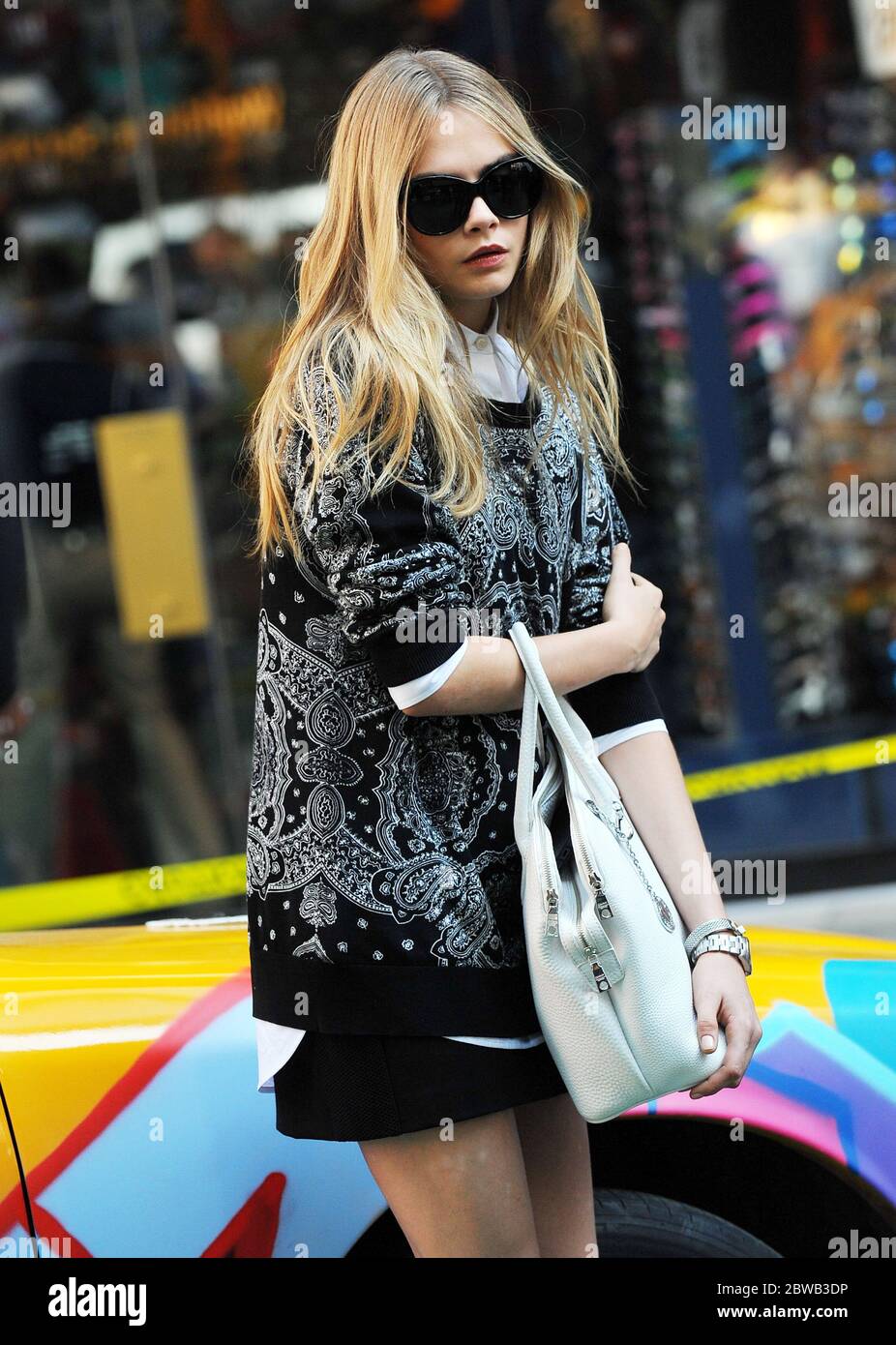 Cara Delevingne in einem Fotoshooting für DKNY am Time Square, New York, 15. Oktober 2013 Stockfoto