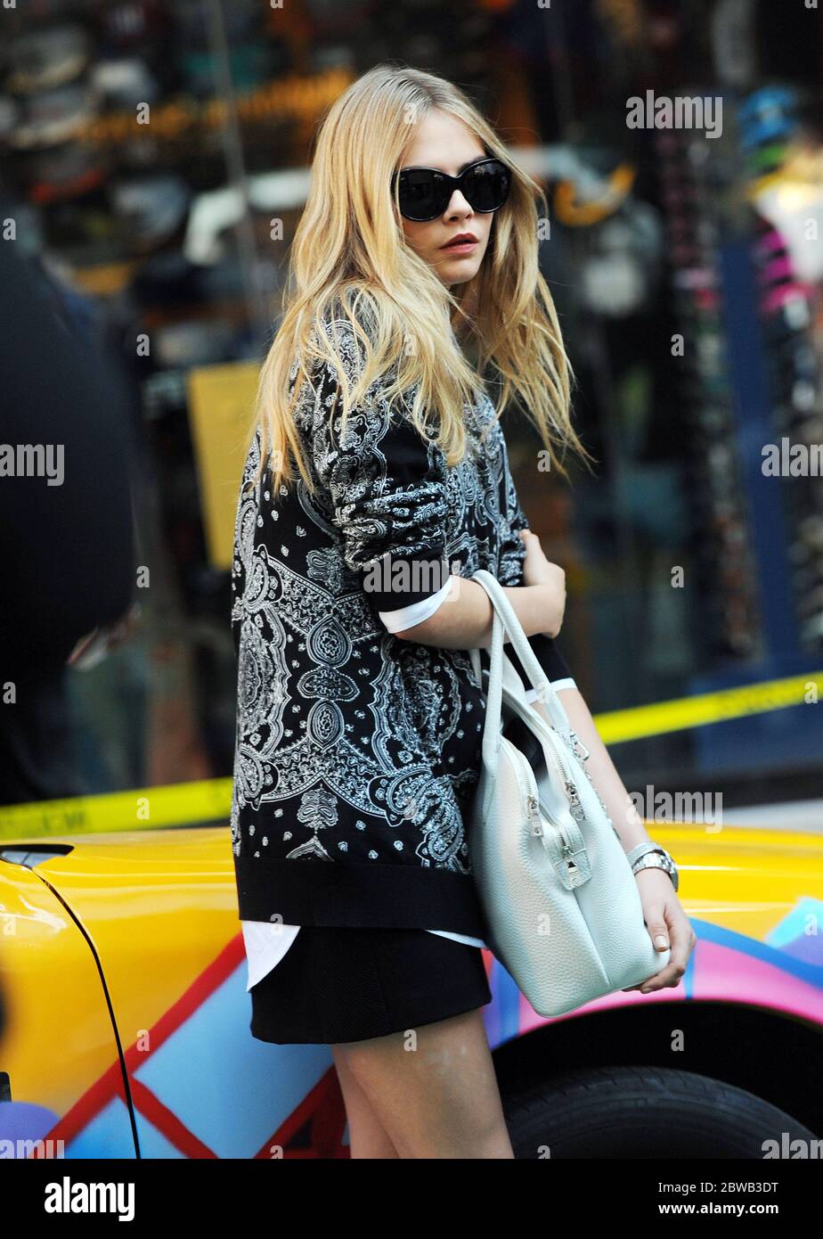 Cara Delevingne in einem Fotoshooting für DKNY am Time Square, New York, 15. Oktober 2013 Stockfoto