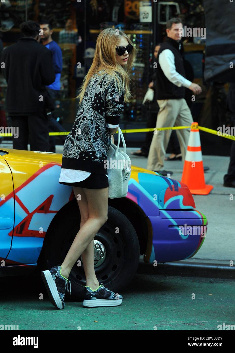 Cara Delevingne in einem Fotoshooting für DKNY am Time Square, New York, 15. Oktober 2013 Stockfoto