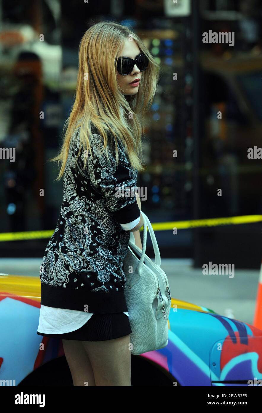 Cara Delevingne in einem Fotoshooting für DKNY am Time Square, New York, 15. Oktober 2013 Stockfoto