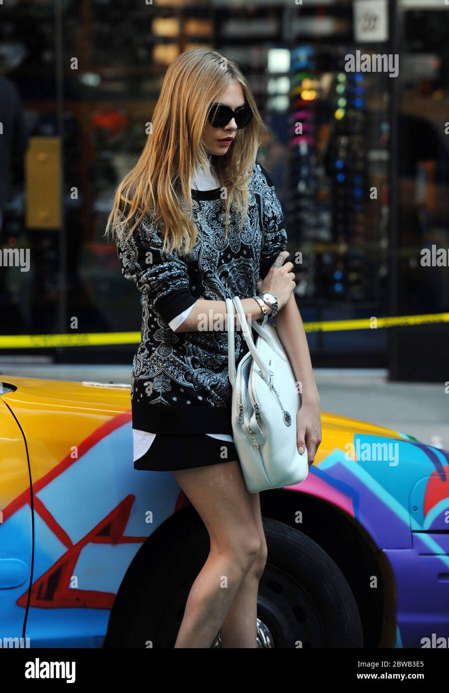 Cara Delevingne in einem Fotoshooting für DKNY am Time Square, New York, 15. Oktober 2013 Stockfoto