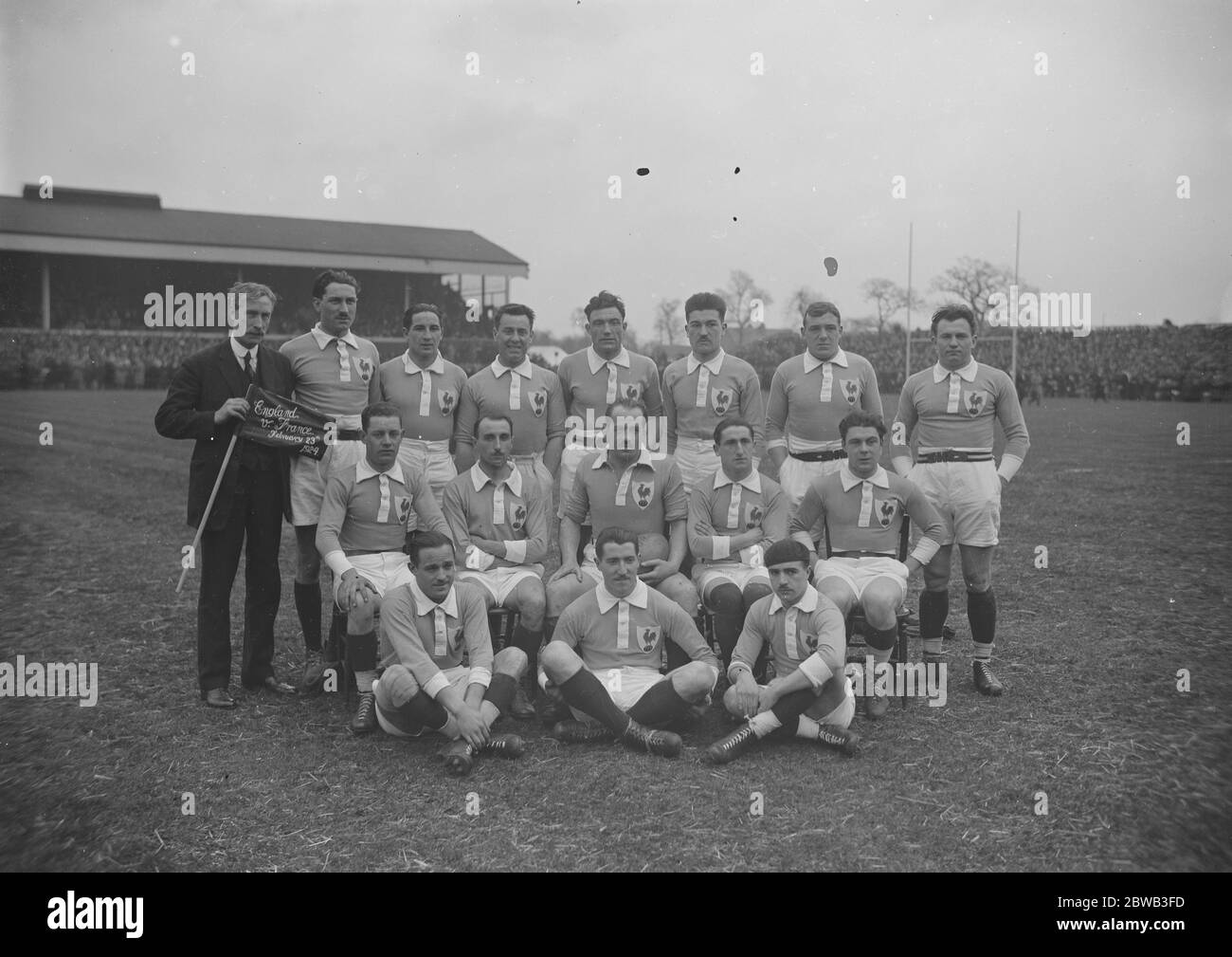 Der König beim Rugby-International in Twickenham, London England gegen Frankreich Französisch Team Back Row von links nach rechts C F Rutherford ( Hon Secretary ) , Francois Clauzel , Charles-Anthoin Gonnet , Louis Beguet , Louis Lepatey , Etienne Piquiral , Pierre Moureu , Jean Etcheberry mittlere Reihe von links nach rechts Jacques Ballarin , Francois Borde (c) , Aime Cassayet-Armagnac , Andre Behoteguy , Raoul bekam vordere Reihe von links nach rechts Henri Galau , Laurent Pardo und Roger Piteu Frankreich Test debütiert J Ballarin, F Clauzel 23. Februar 1924 Stockfoto