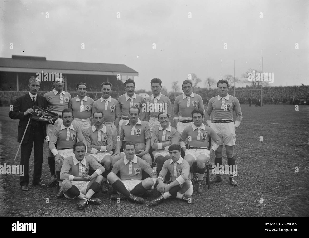 Der König beim Rugby-International in Twickenham, London England gegen Frankreich Französisch Team Back Row von links nach rechts C F Rutherford ( Hon Secretary ) , Francois Clauzel , Charles-Anthoin Gonnet , Louis Beguet , Louis Lepatey , Etienne Piquiral , Pierre Moureu , Jean Etcheberry mittlere Reihe von links nach rechts Jacques Ballarin , Francois Borde (c) , Aime Cassayet-Armagnac , Andre Behoteguy , Raoul bekam vordere Reihe von links nach rechts Henri Galau , Laurent Pardo und Roger Piteu Frankreich Test debütiert J Ballarin, F Clauzel 23. Februar 1924 Stockfoto