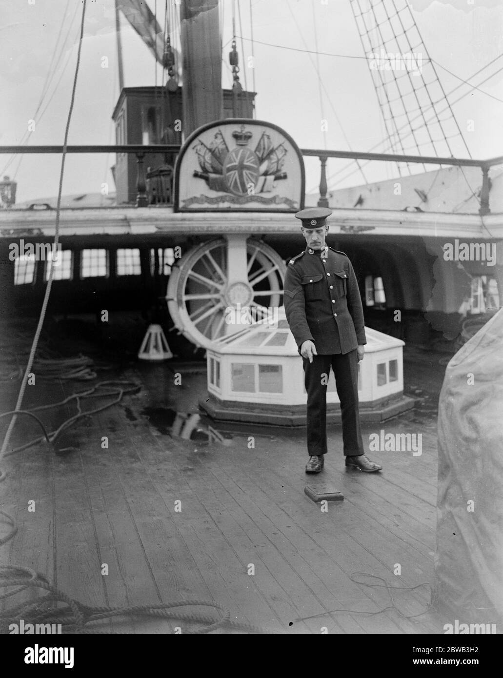 Bemerkenswertes Gerät, um HMS Victory in Trockendock in Portsmouth, England, die Rumpf des historischen Kriegsschiff, das ab dem 12. Januar 1922 wurde in Nr. 2 Dock, Die älteste Trockendock der Welt in Portsmouth für die Restaurierung - ihr Zustand hatte sich so verschlechtert, dass sie nicht mehr sicher über Wasser bleiben konnte. Ein Matrose, der auf die Tafel zeigte, war Admiral Nelson, der in der Schlacht von Trafalgar am 21. November 1922 fiel Stockfoto