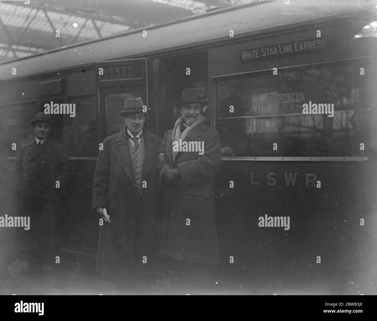 Britische Finanzmission in den Vereinigten Staaten Herr Stanley Baldwin ( rechts ) der Kanzler der Börse und Herr HC Norman der Gouverneur der Bank von England , in Waterloo Station , London vor der Abreise in die Vereinigten Staaten, um mit dem amerikanischen Finanzministerium die Finanzierung der britischen Schulden an Amerika zu diskutieren 27. Dezember 1922 Stockfoto