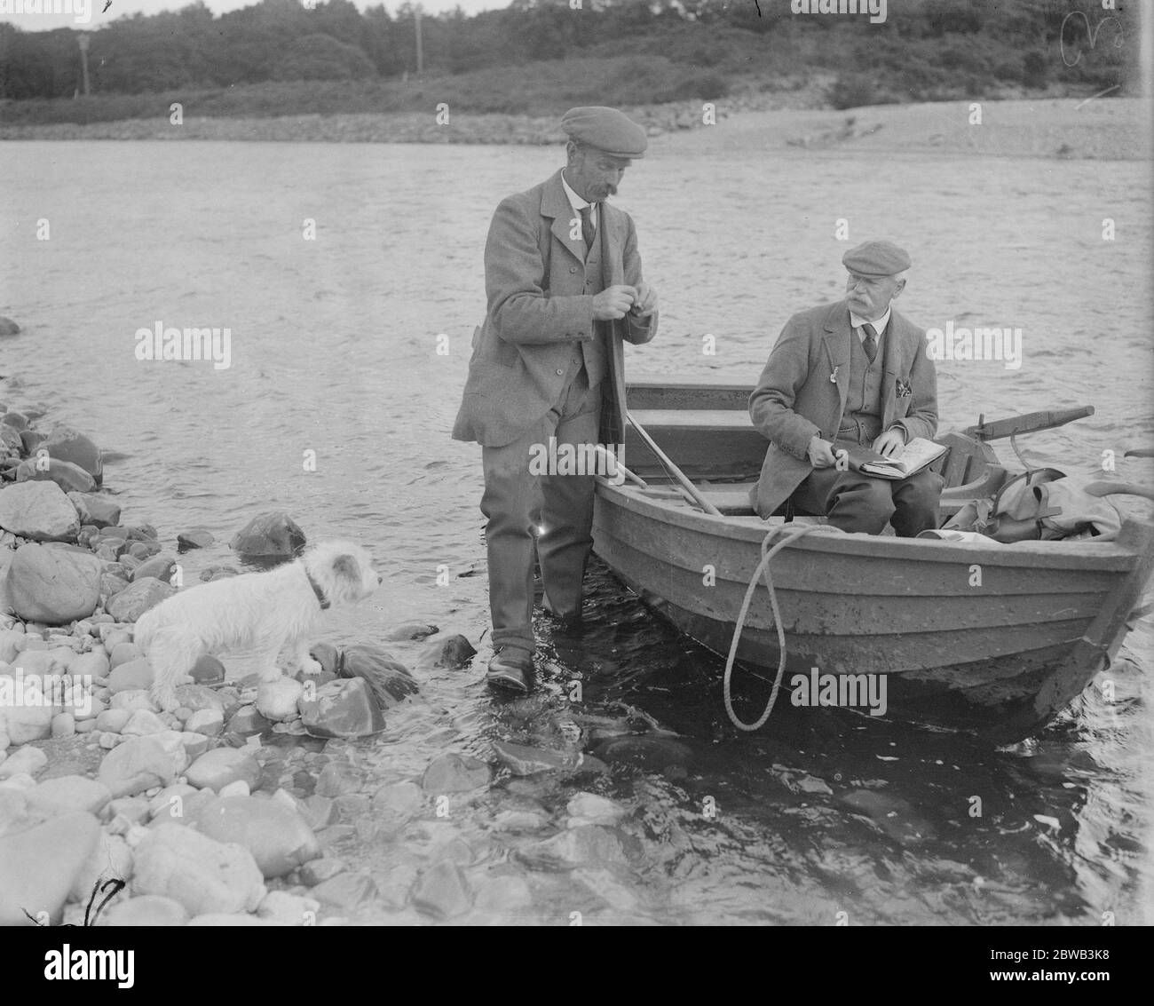 Duke of Richmond Lachsfischen in Schottland Duke of Richmond eine Fliege wählen 26 August 1922 Stockfoto