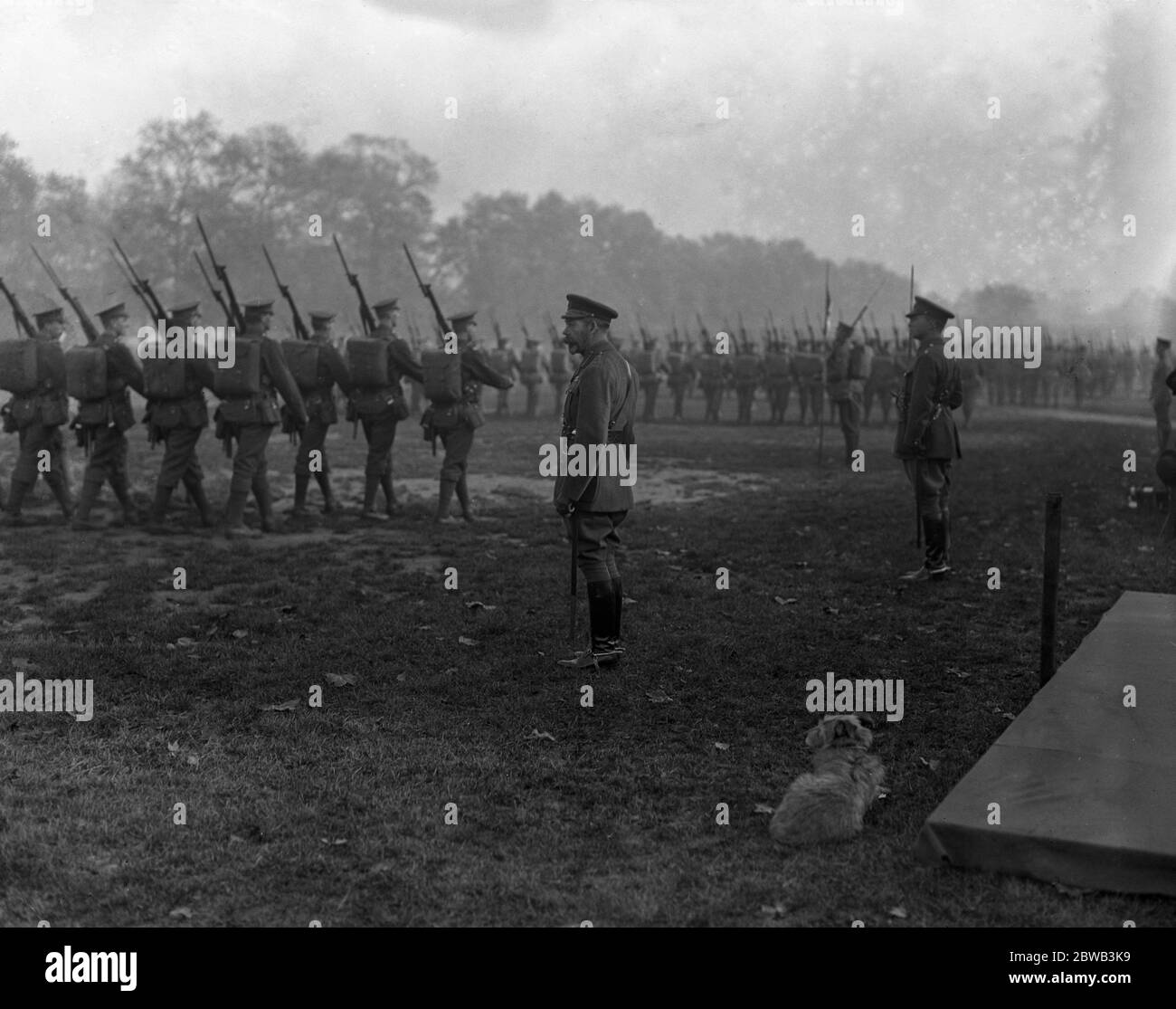 Der König an der marsch Vergangenheit, wie er inspiziert den Haushalt Bataillon in Hyde Park, London. November 1916 Stockfoto