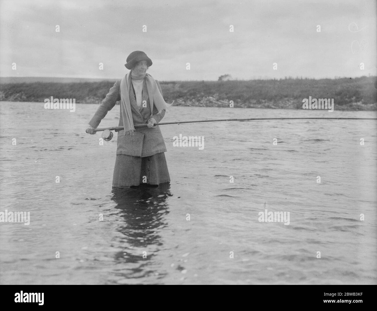 Herzog von Richmond Lachsfischen in Schottland Lady Bernard Gordon Lennox , Tochter des Herzogs von Richmond 26 August 1922 Stockfoto