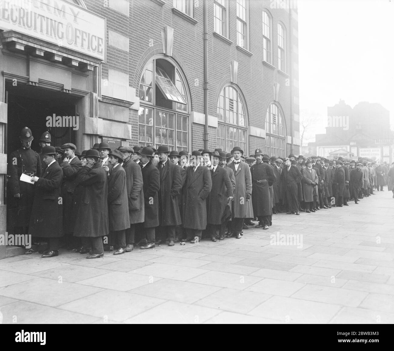 Rekrutierung im Großen Krieg im Rathaus von Lambeth für das Queen's (Royal West Surrey Regiment) 1916 Stockfoto