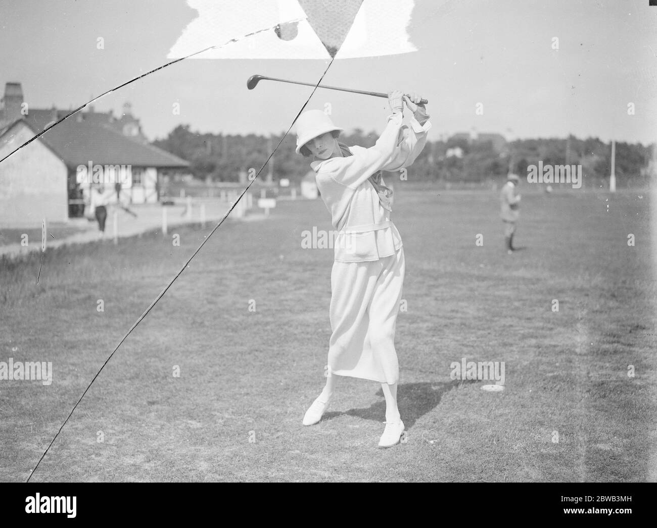 Gesellschaft auf den Golfplätzen von Le Touquet in Nordfrankreich Lady Esme Gordon Lennox fährt vom Heimtee 30 Juli 1923 Stockfoto