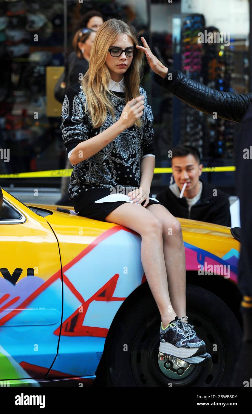 Cara Delevingne in einem Fotoshooting für DKNY am Time Square, New York, 15. Oktober 2013 Stockfoto