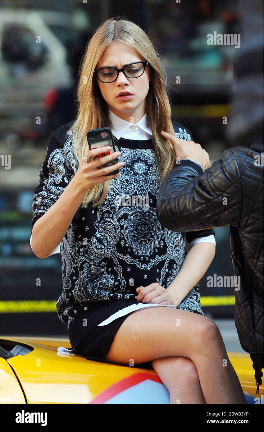 Cara Delevingne in einem Fotoshooting für DKNY am Time Square, New York, 15. Oktober 2013 Stockfoto
