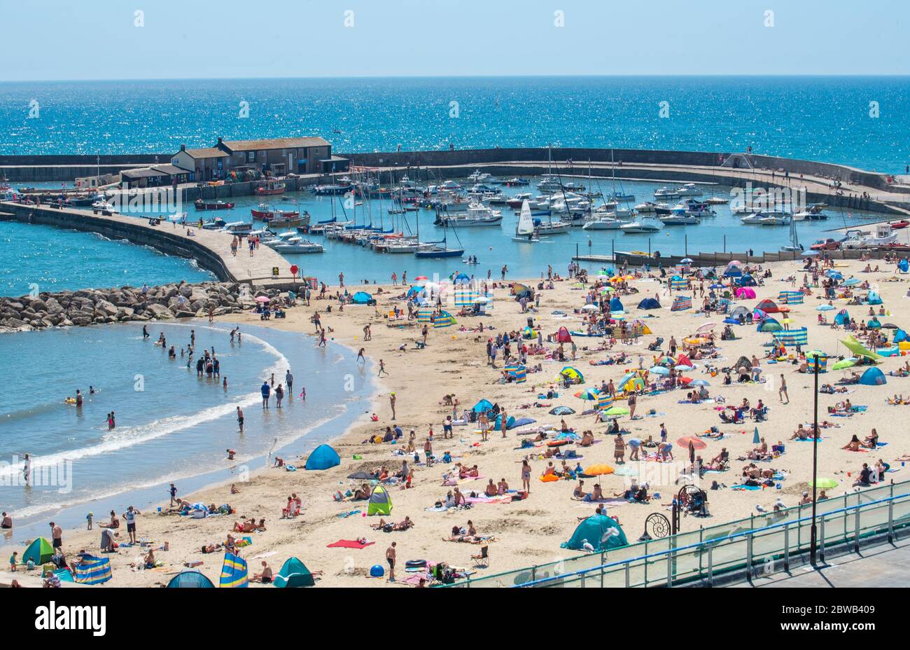 Lyme Regis, Dorset, Großbritannien. Mai 2020. UK Wetter: Strandbesucher strömten an den Strand bei Lyme Regis, um sich in glühenden heißen Nachmittagssonne an dem heißesten Tag des Jahres so weit sonnen. Kredit: Celia McMahon/Alamy Live News Stockfoto