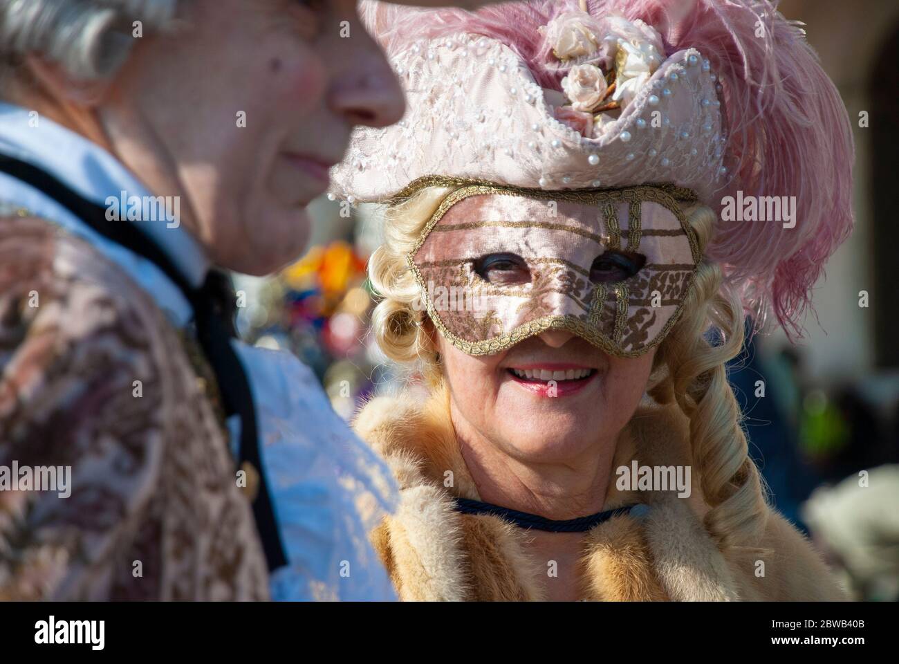 Porträt eines Mannes und einer Frau in einem Karnevalskostüm mit Masken während des Karnevals in Venedig in Italien. Stockfoto