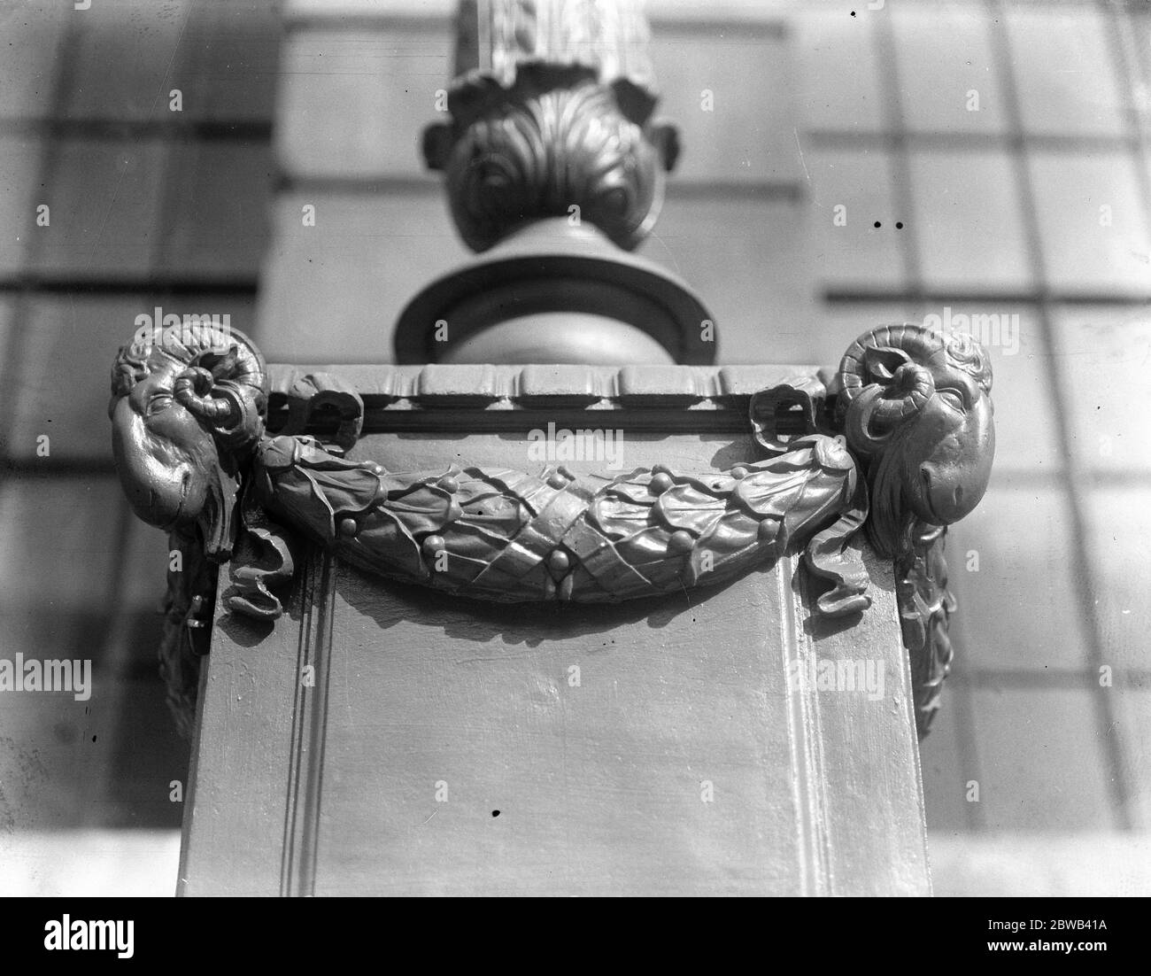 New Port of London Authority Building EIN Detail des dekorativen Schemas die skulpturierten Widderköpfe sind für ihren Ausdruck bemerkenswert, der mit den Veränderungen in der natürlichen Beleuchtung und Position des Zuschauers 1922 zu variieren scheint Stockfoto