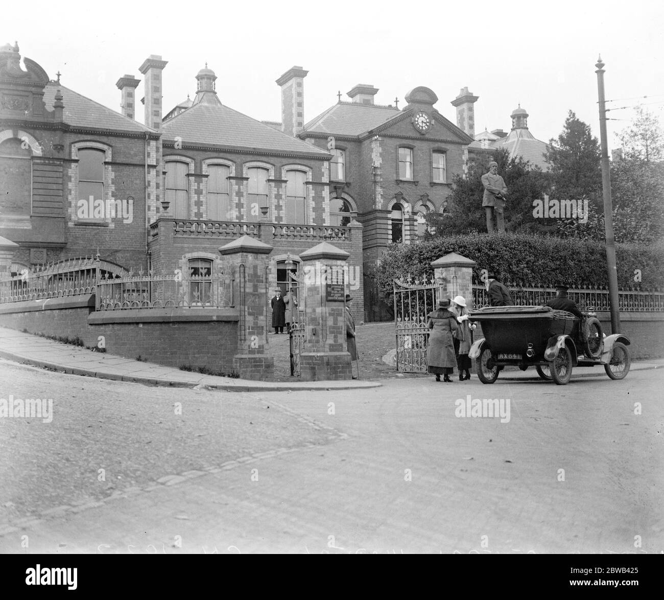 Eröffnung des neuen Flügels des Merthyr General Hospital Außenansicht des Merthyr General Hospital in Wales, an dessen Rückseite der neue Flügel 27. Oktober 1922 steht Stockfoto