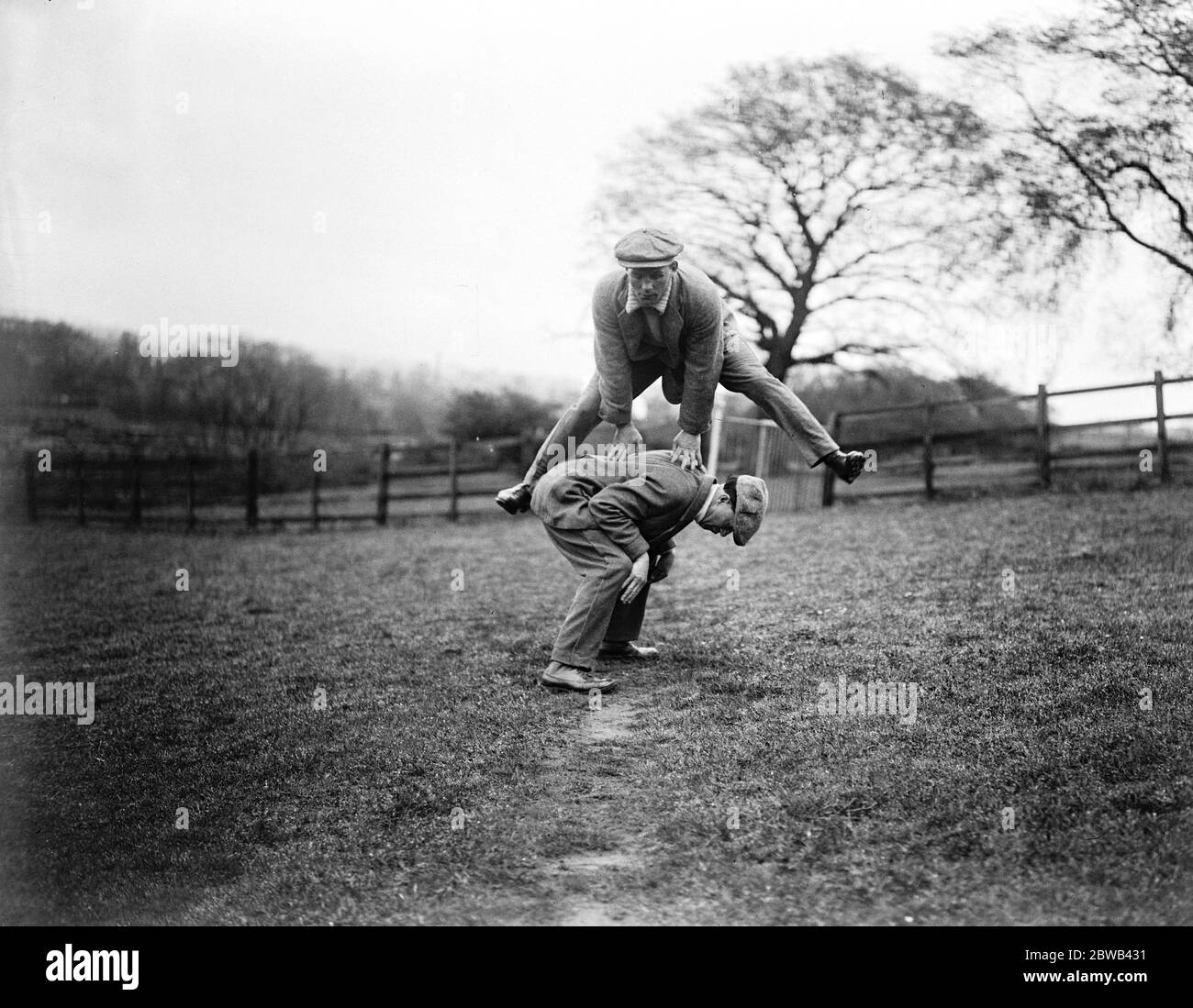 Jimmy Wilde fit zu Pancho Villa für den Titel der Welt Wilde bei Sprung Frosch Übungen mit seinem Trainer treffen, Benny Willianms auf den Welsh Hills 2 Mai 1923 Stockfoto