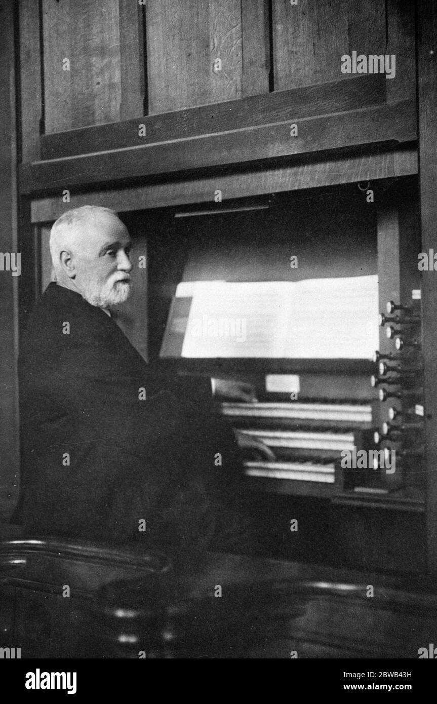 53 Jahre als Organist. Herr Henry Young , der am 9. Juni 1924 seinen 80. Geburtstag feiert. Er ist seit 53 Jahren Organist an der Buckingham Parish Church und ist auch Dirigent des Chors. Juni 1924 Stockfoto