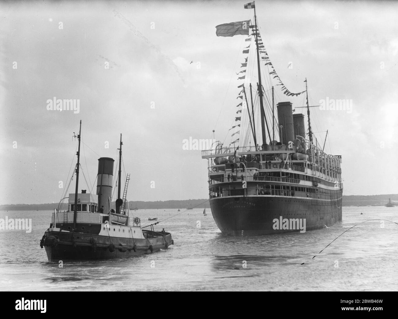 Das Prince of Wales Haus wieder. HRH kommt in Southampton an. Die Kaiserin von Frankreich mit dem Prinzen von Wales an Bord, der in den Hafen von Southampton kommt. 20. Oktober 1923 Stockfoto