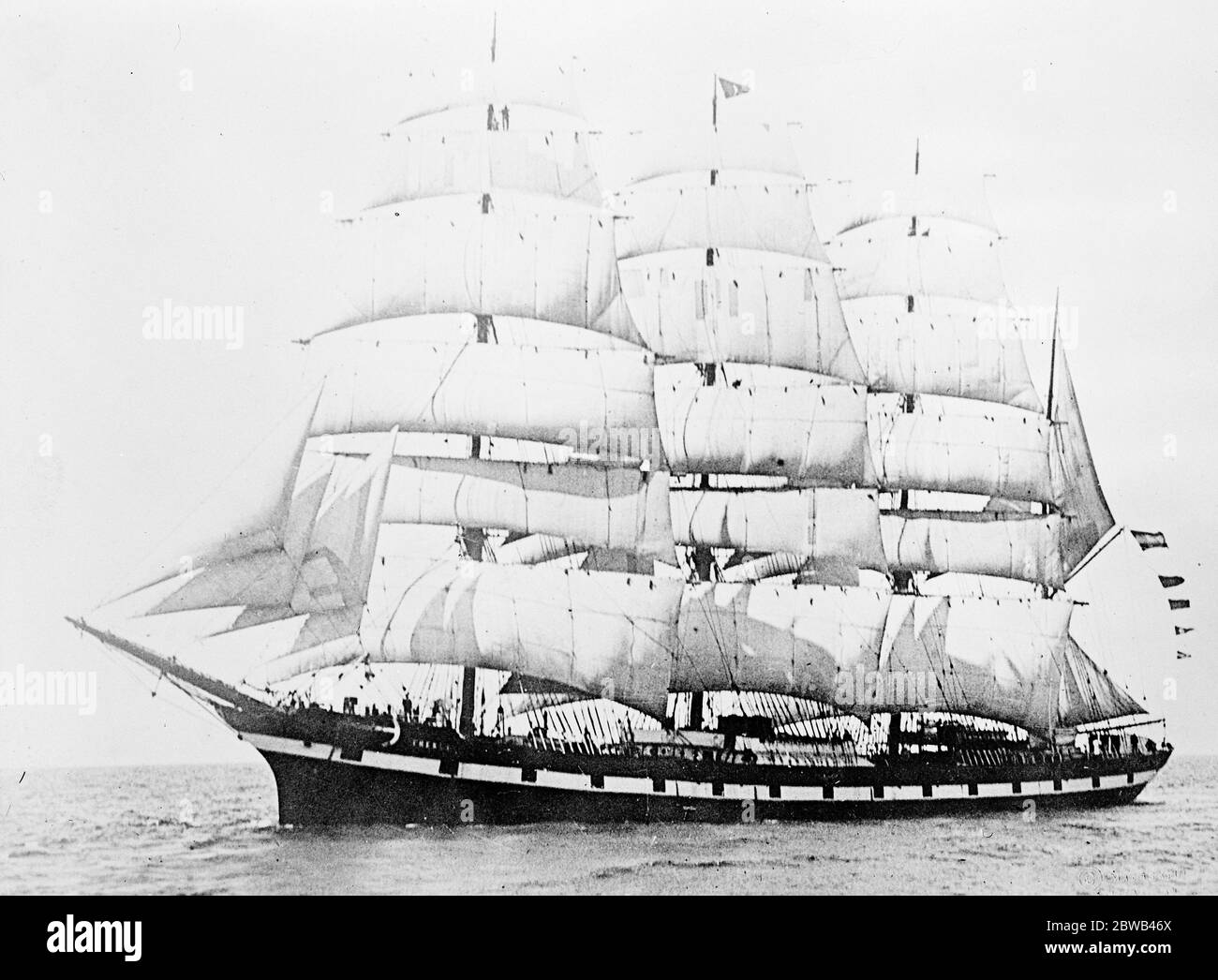 Stattliche weiße Flügel vor der Küste von Nova Scotia. Eines der stattlichen Schiffe, die noch heute den Bedürfnissen des modernen Segelmeisters vor der Küste von Nova Scotia dienen. 28 Mai 1924 Stockfoto