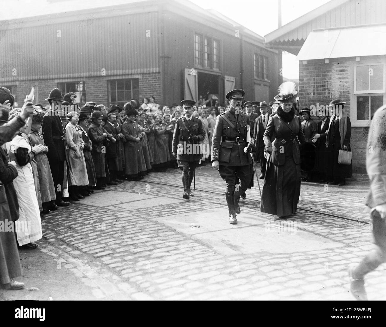 Die Königin besucht die Werft Woolwich London am 19. Oktober 1917 Stockfoto