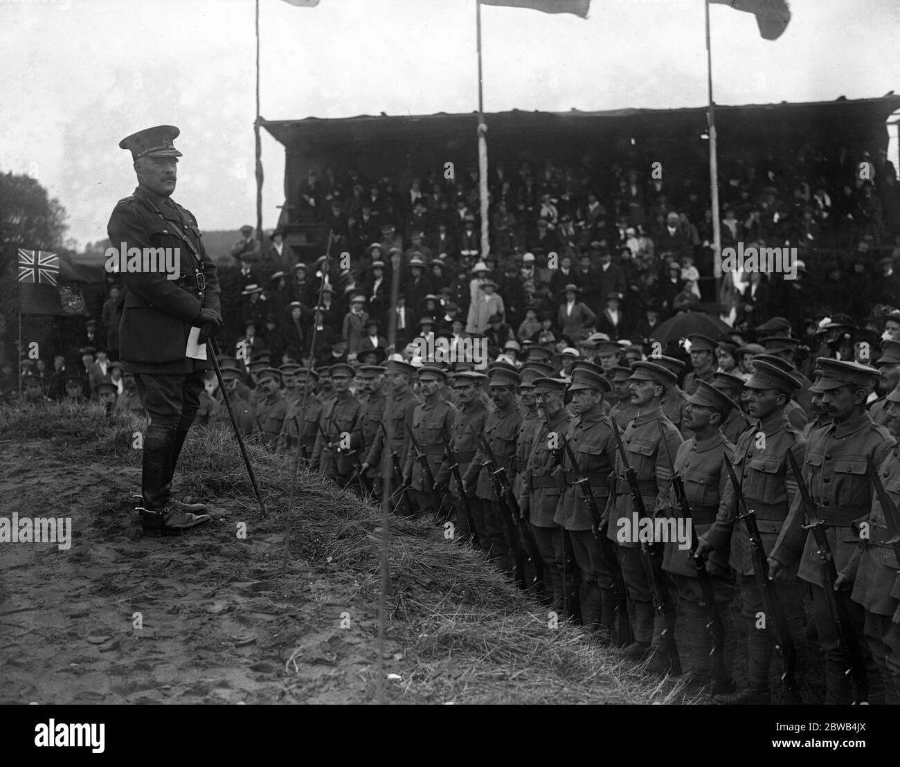 General Sir William Robertson, Chef des kaiserlichen Generalstabs, enthüllt ein Dorfkriegskreuz in Dalderby, Lincolnshire. Dieses Dorf hat den größten Prozentsatz der Männer an die Armee eines Dorfes im Land geschickt. Oktober 1916 Stockfoto