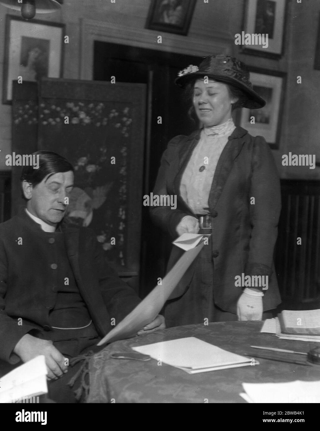 Die Verteilung der Duckett Charity für Diener des langen Dienstes - der Reverend W Kennington Bickford und Miss Nellie M Bridgland, die eine Auszeichnung von £20 erhalten . 30 Juli 1920 Stockfoto