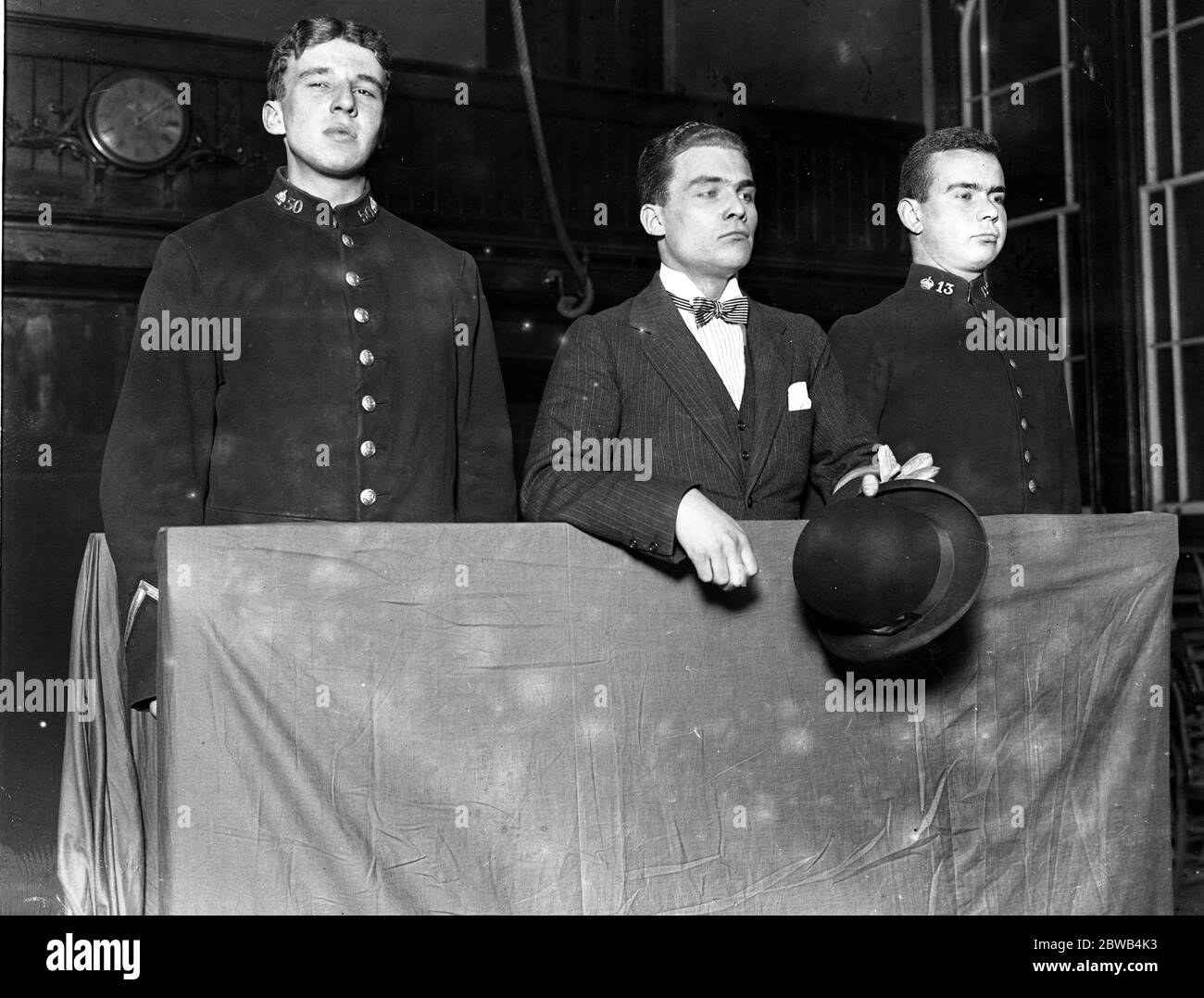 Cambridge undergraduates ' Mock Trial ' in Alexandria Hall - ' Rex gegen Harold Wendover ' der Gefangene ( Herr C G Pilgrim als ' Harold Wendover ' ) bewacht durch ' Waffen des Gesetzes ' ( Messers M G Ling und R E Salter ) . 28. November 1922 Stockfoto