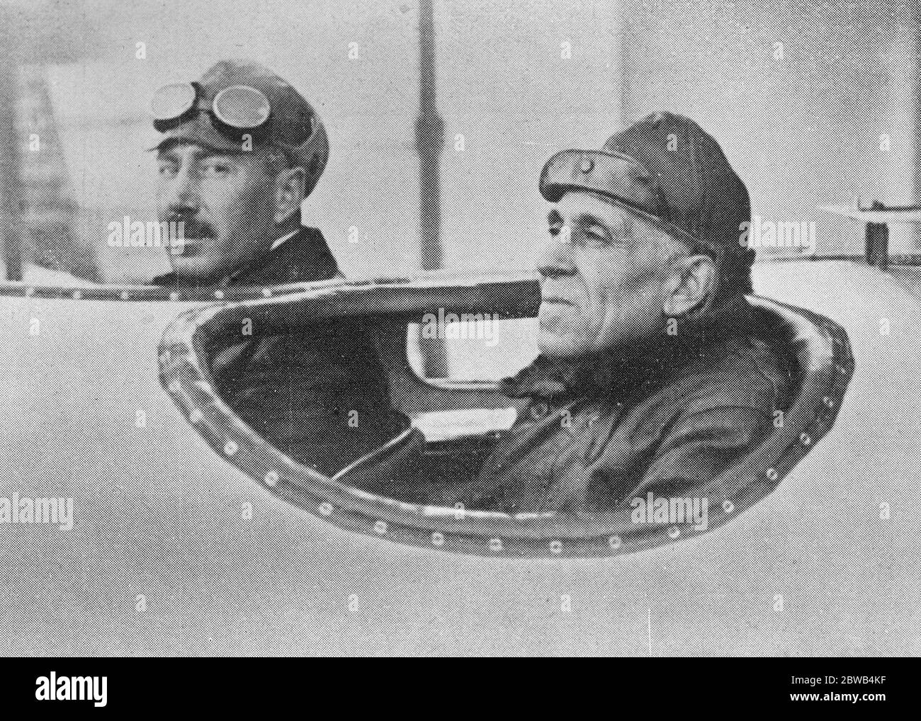 Flieger, die den Atlantischen Kommandanten Sacadura Cabral (links) und Kapitän Gago Couthino die portugiesischen Flieger geflogen haben, die sicher in Pernambuco (Brasilien) gelandet sind und somit ihren Flug von Europa nach Südamerika am 7. Juni 1922 abgeschlossen haben Stockfoto