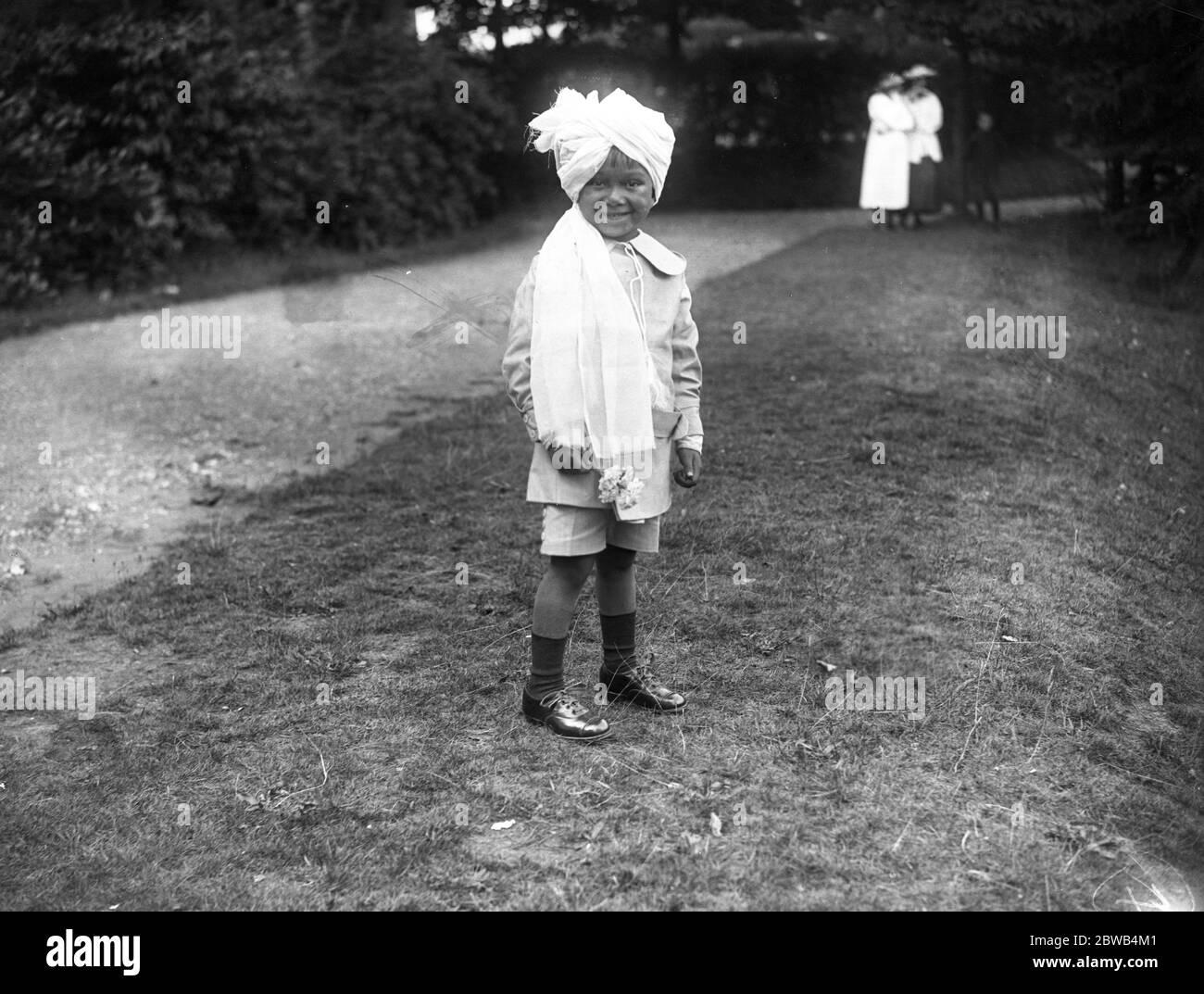 Ein kleiner indischer Junge, strahlend in seinem Turban, beim Muslim Festival of Eid in der Woking Moschee in Surrey. 21. Juli 1917 die Shah Jahan Moschee war die erste zweckmäßig gebaute Moschee in Europa außerhalb des muslimischen Spanien Stockfoto