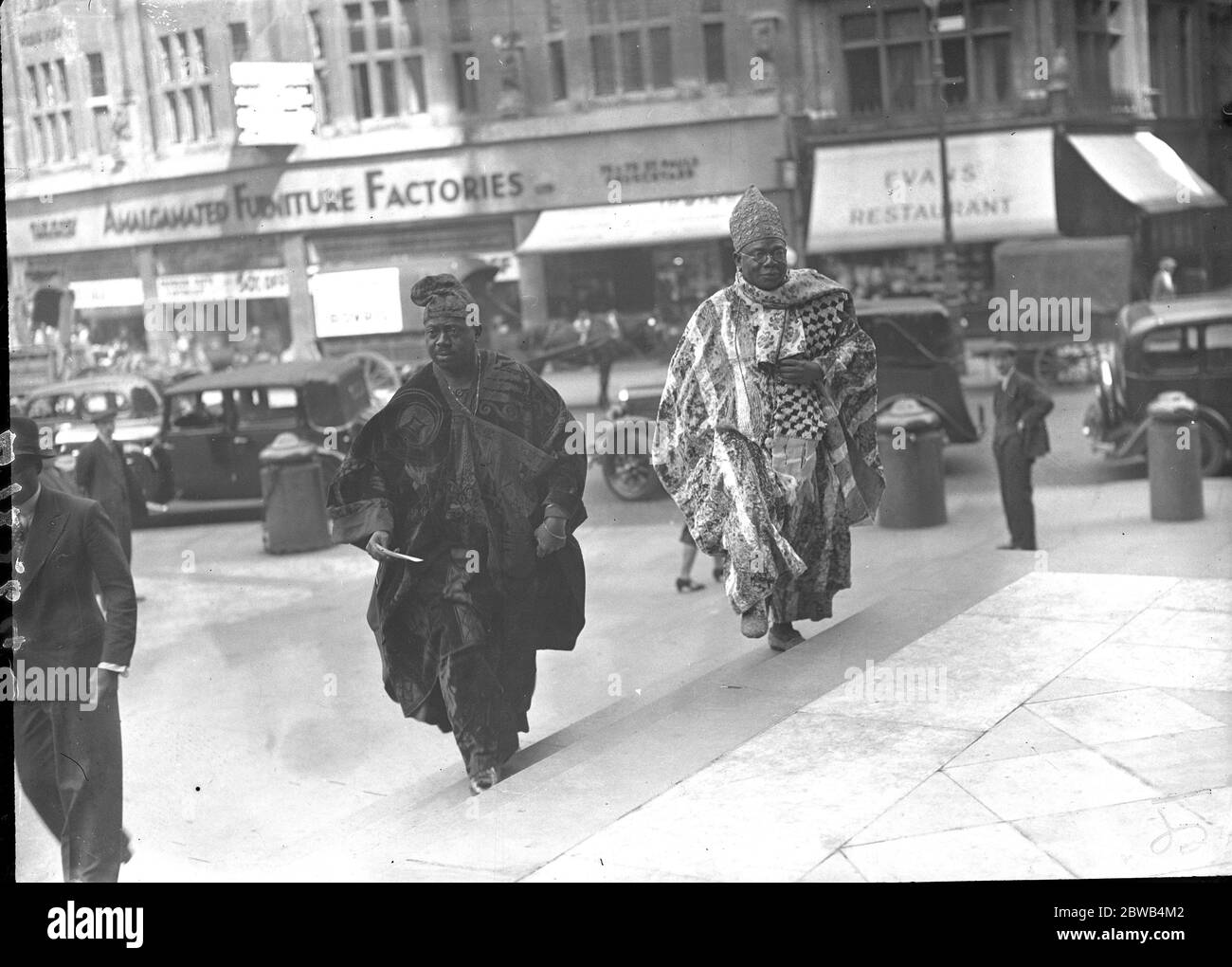 Ankunft in St. Paul ' s Cathedral, London für die Weihe der afrikanischen Native Bishops, der ehrenvolle Chief AROBI und der ehrenvolle Eric Moore, nigerianische Krönungsvertreter. 11 Juni 1937 Stockfoto