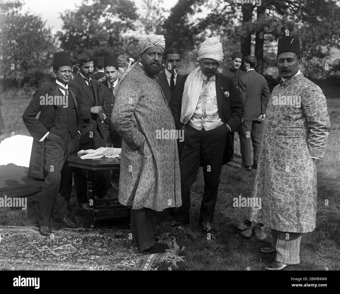 Einige der Anbeter auf dem Eid Festival in der Moschee in Woking, Surrey. 29. September 1917 die Shah Jahan Moschee war die erste zweckmäßig gebaute Moschee in Europa außerhalb des muslimischen Spanien Stockfoto