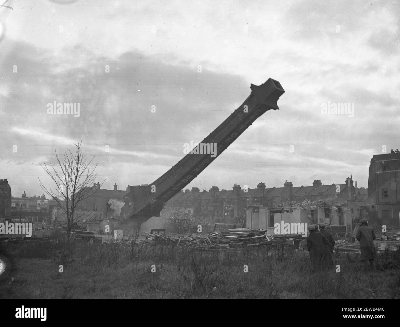 Fällen eines riesigen Schornstein, mit einem Gewicht von etwa 450 Tonnen, in der alten Swan Brewery, Fulham, West London. November 1930 Stockfoto