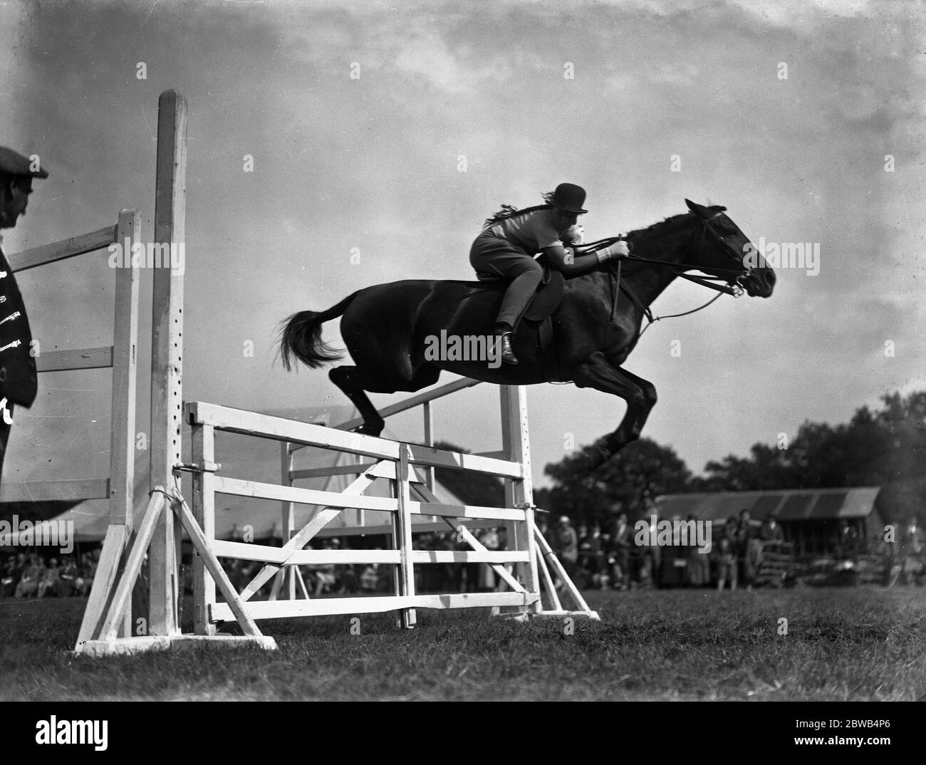 Bei der Sevenoaks Horse Show und Gymkhana - Miss Rachel Grant auf Skylark einen Sprung machen . 1935 Stockfoto