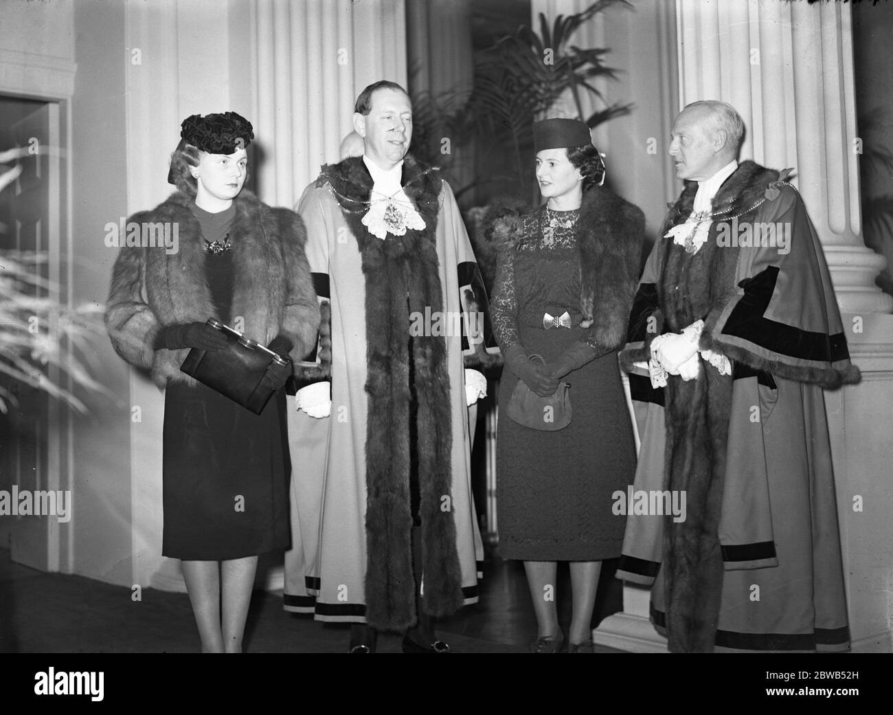 Ein Kriegsessen im Herrenhaus, anstelle des üblichen Guildhall Banketts. Von links nach rechts; die Hon Frau Denys Lowson , Sheriff Denys Lowson , Miss E Newson Smith und Sheriff Newson Smith . 1939 Stockfoto