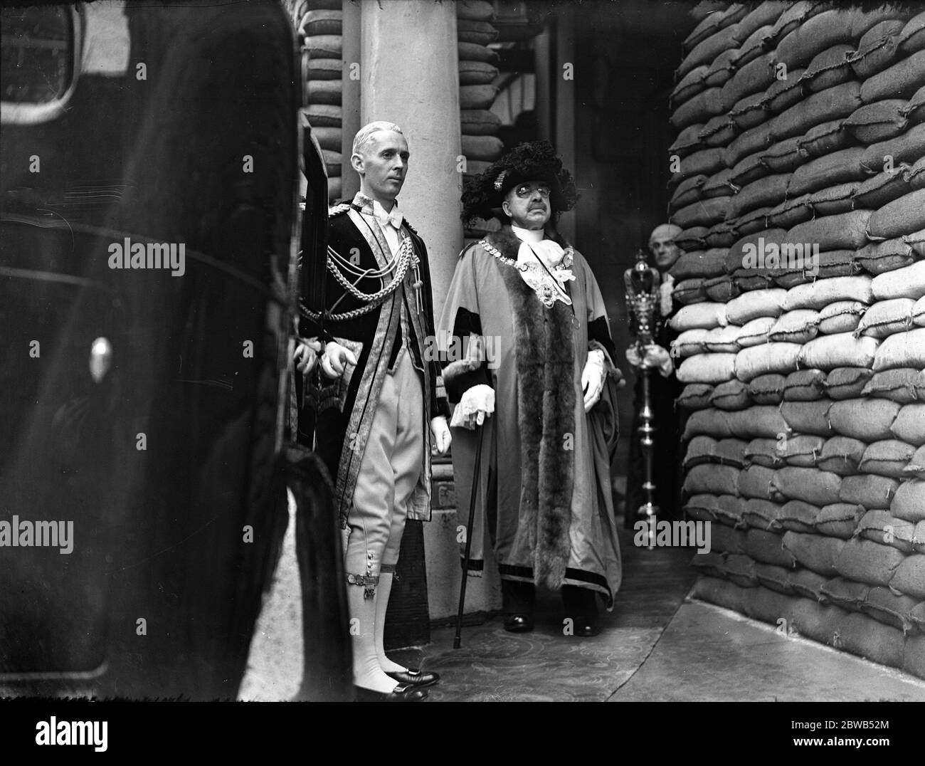 Der Tag des Oberbürgermeisters in der Kriegszeit. Der neue Lord Mayor (Sir William Coxon) inmitten von Sandsäcken im Mansion House, London. November 1939 Stockfoto