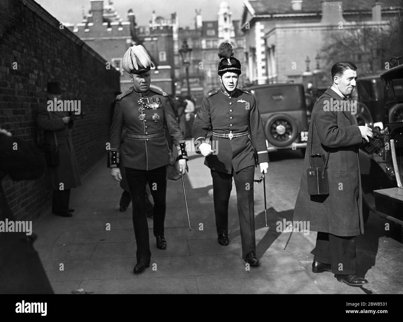 Ankunft am Deich am St James ' s Palace, London; Generalleutnant Sir Robert Gordon Finlayson und Flying Officer Gordon Finlayson. März 1938 Stockfoto