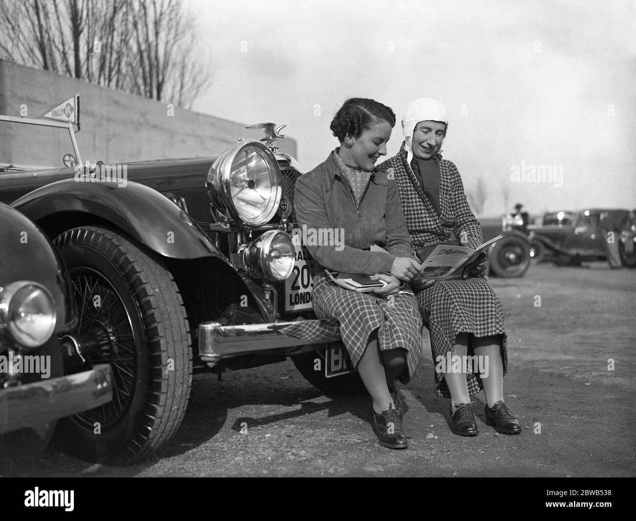 Die RAC Torquay Rallye . Teilnehmer an der Ace of Spades Garage auf dem Kingston - by - Pass . Frau B J M Streather und Miss Sleigh studieren die Karte . 24 März 1936 Stockfoto