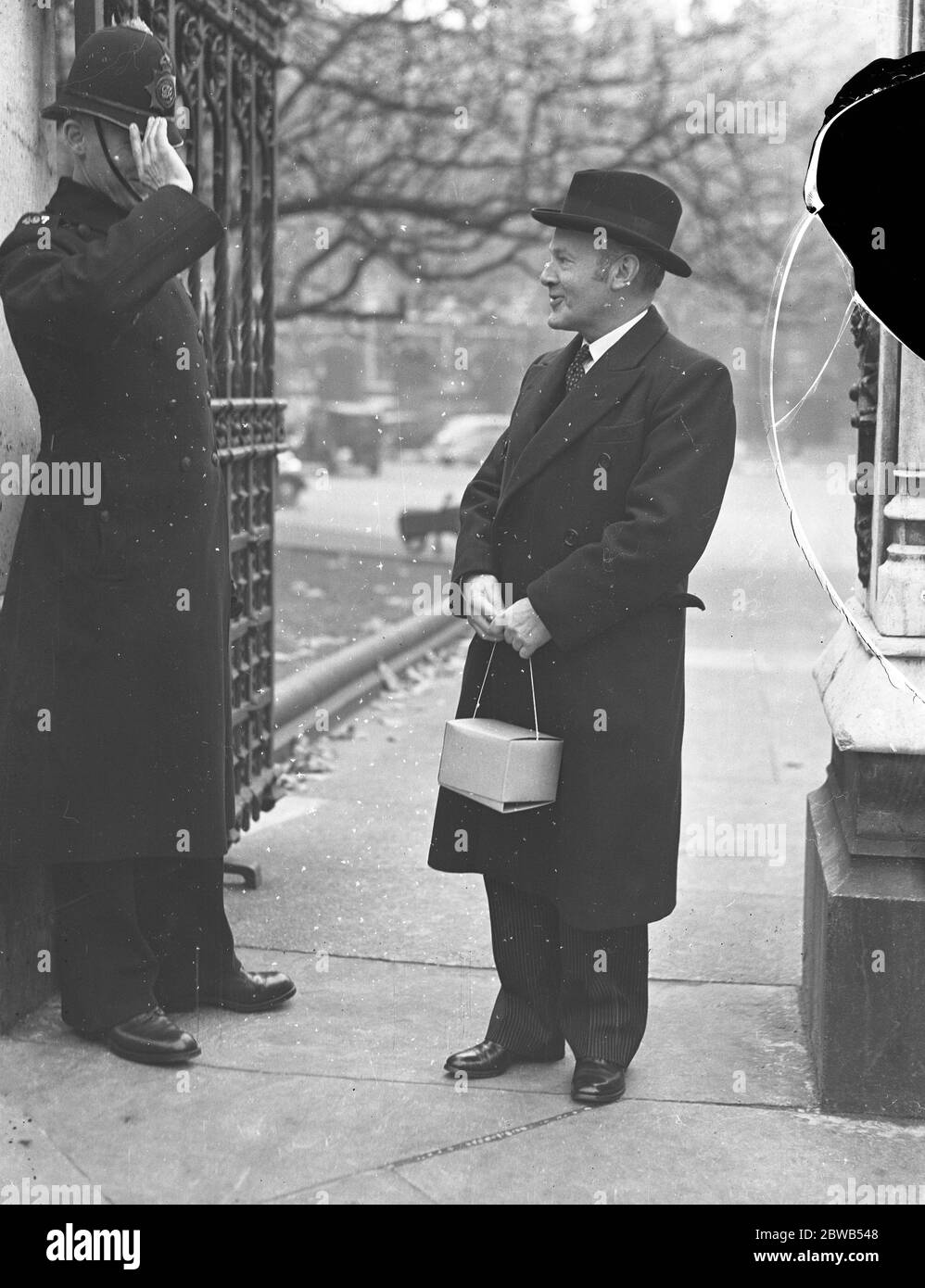 Kommandant Stephen King - Hale , MP Ankunft im Unterhaus, um seinen Sitz zu nehmen. 31. Oktober 1939 Stockfoto