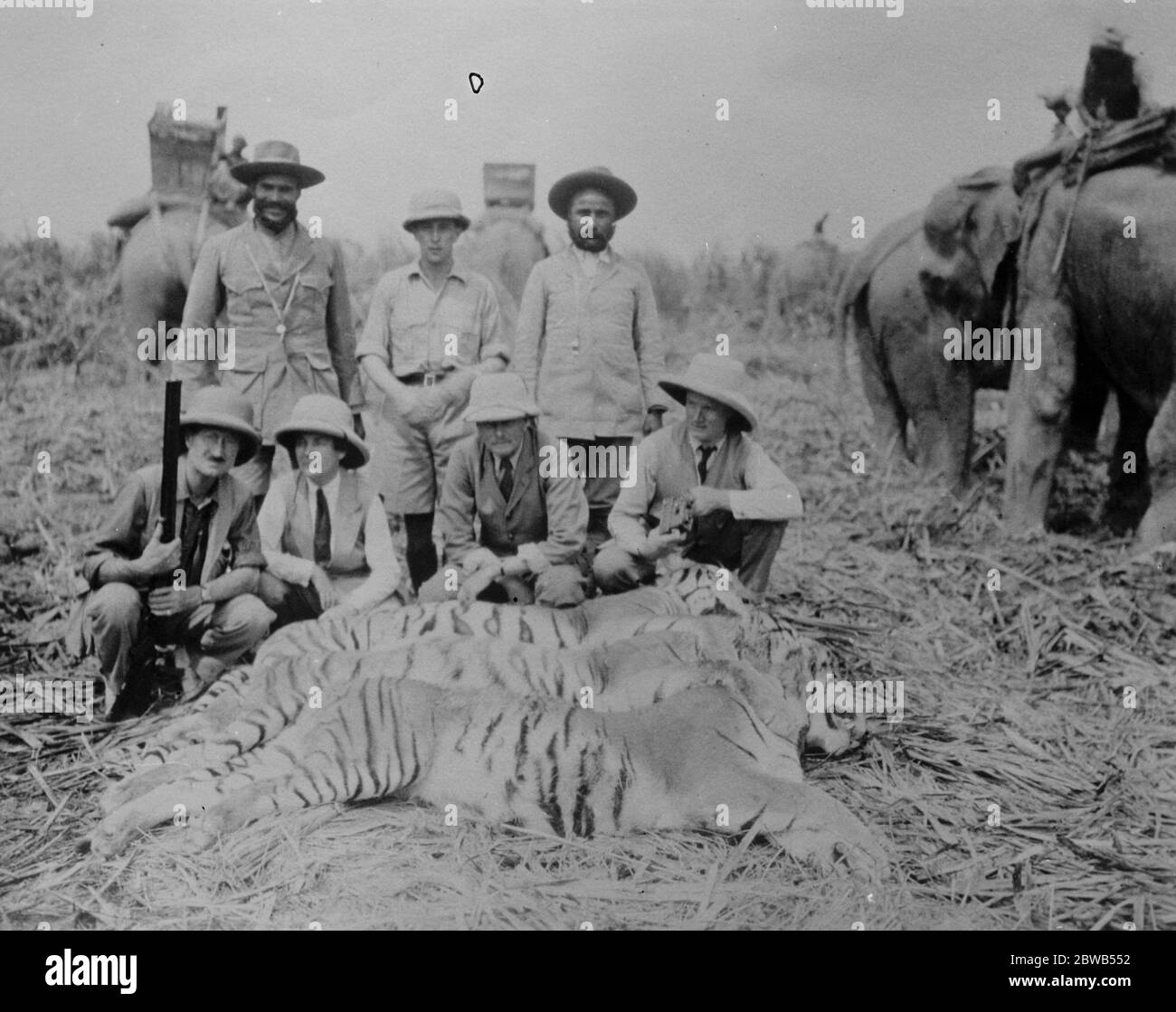 General Bruce auf Rekord Tiger Shooting Expedition . General Bruce , der Leiter der Mount Everest Expedition, nahm als Gast von Oberstleutnant W F O ' Connor (zweiter von rechts) an einer Tiger-Schießexpedition in Nepal Teil, 22. Juli 1924 Stockfoto