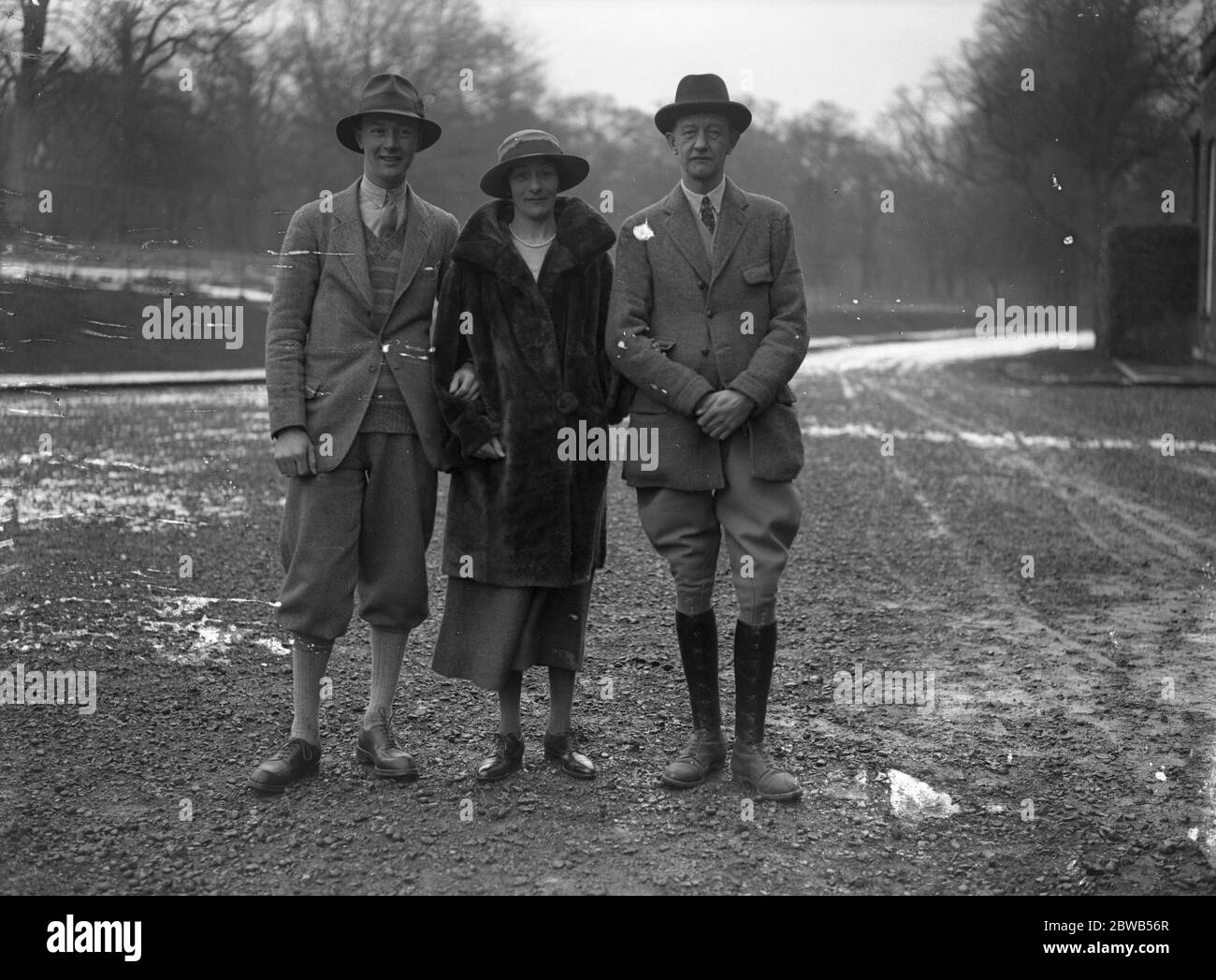 Lord North Coming of Age . Lord North (links) mit seinen Eltern, der Earl und Gräfin von Guilford in Waldershare Park, in der Nähe Deal, Kent. 20 Februar 1924 Stockfoto