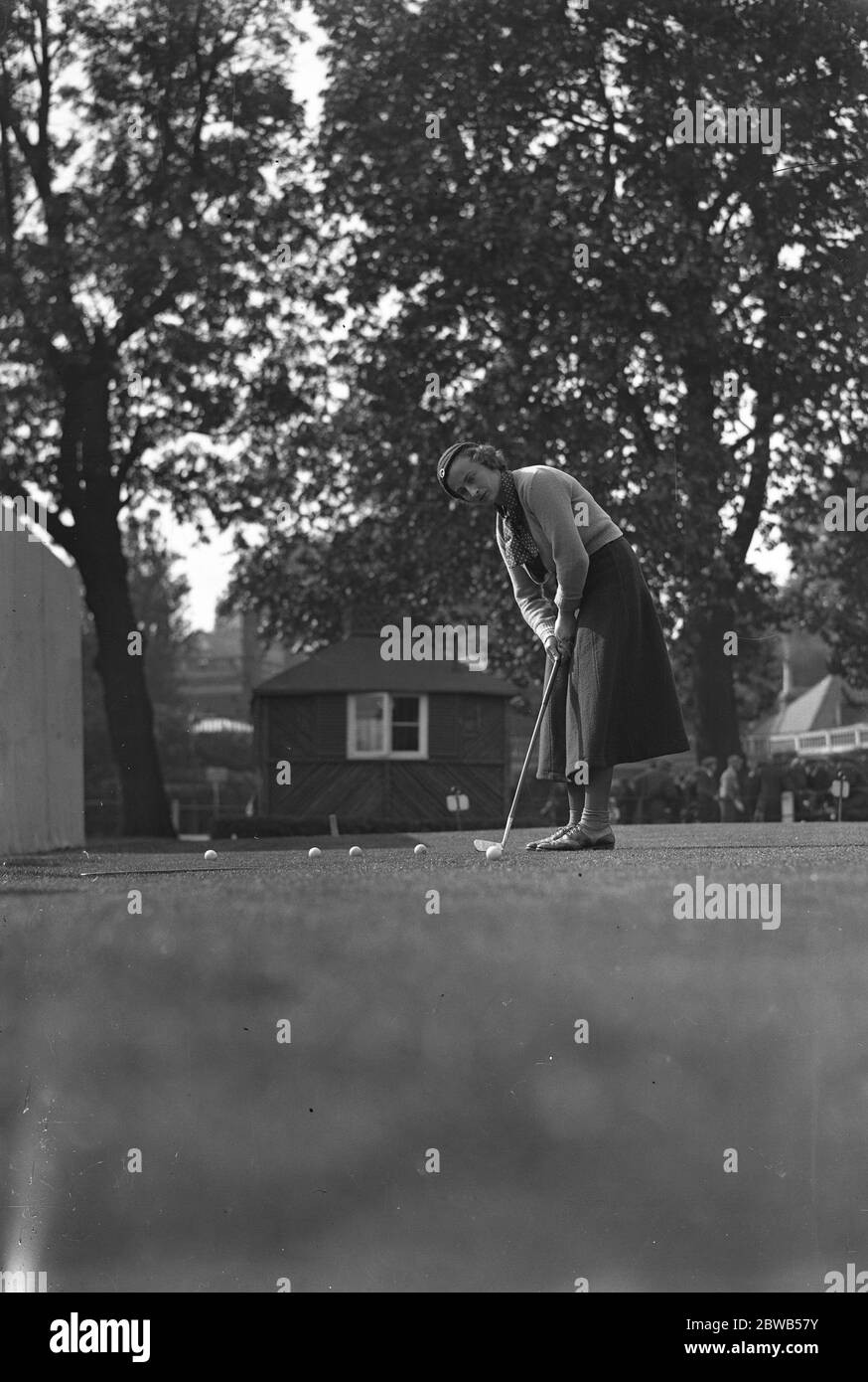 Damen Herbst Vierer Golf in Ranelagh . Miss Sylvia Bailey Putting. 1932 Stockfoto